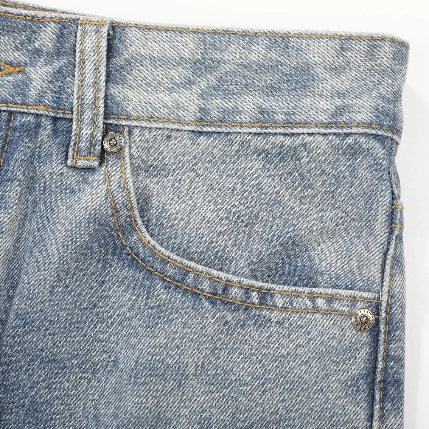 P310 Ch rare co-branded top item Chrome hearts new Chrome heart patchwork patchwork cross stitching micro-flare jeans Top-notch configuration, details are invincible! ! Cleanfit has become very popular in the past two years, and Kroxin’s consistent style is particularly high-end! ! Imported Japanese woven fabric ready-made clothes, genuine leather Crocodile leather labels and waist cloth leather tags are sewn on. The overall process is very cumbersome. The buttons on the trousers fly, rivets, back pockets, and metal decorative plates are all custom-made from molds. After they are finished, they are distressed to create a very effective effect. It has a vintage taste, and has been used by all kinds of big-name European and American celebrities. Kenijima’s cleanfit style has become popular all over the world. Top-grade hardware, pay attention to my detailed photos, the buttons are all detachable, and they are made of 925 engraved silver! ! Match as you like, suitable for both men and women ✔️✔️ Color: Blue Size: S M L XL